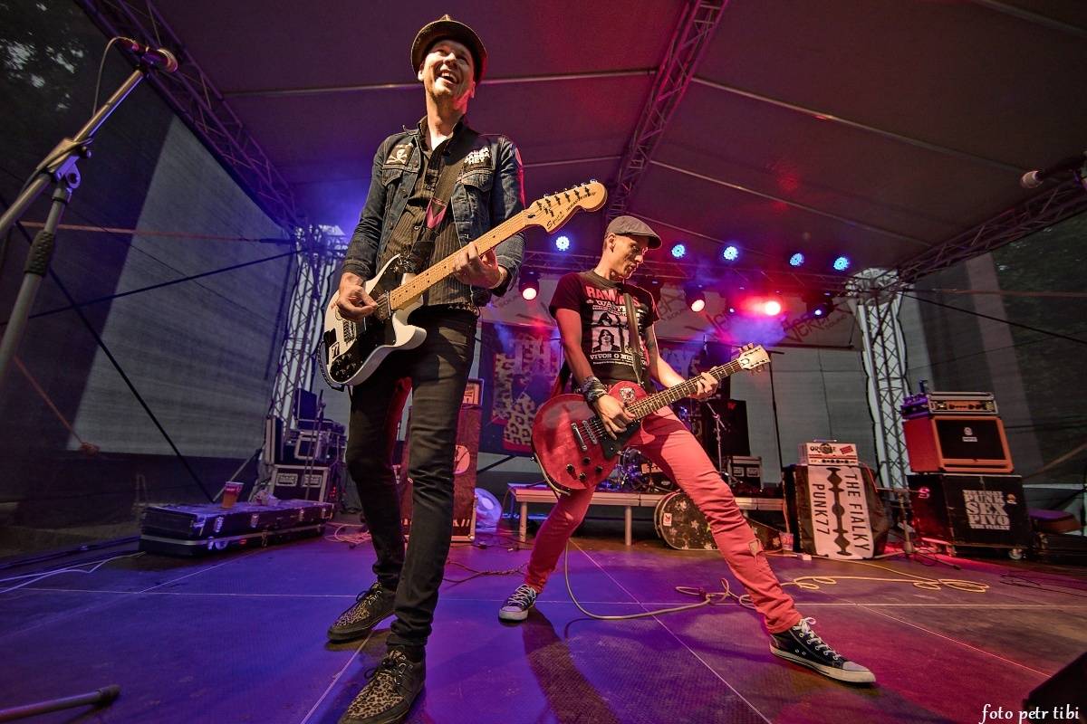 E!E, The Fialky a Totální nasazení v letním kině. V Českých Budějovicích hrál punk!