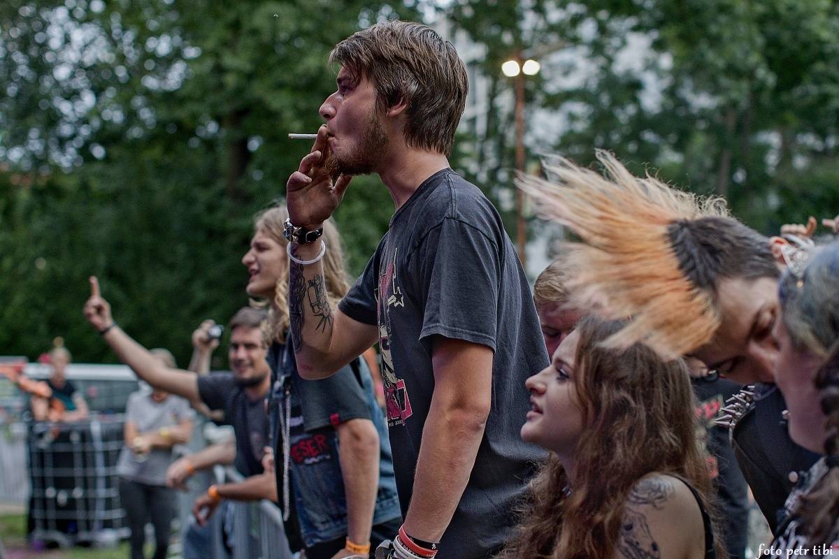 E!E, The Fialky a Totální nasazení v letním kině. V Českých Budějovicích hrál punk!