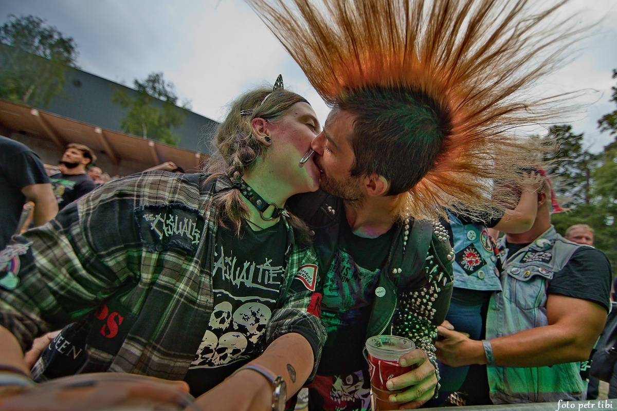 E!E, The Fialky a Totální nasazení v letním kině. V Českých Budějovicích hrál punk!