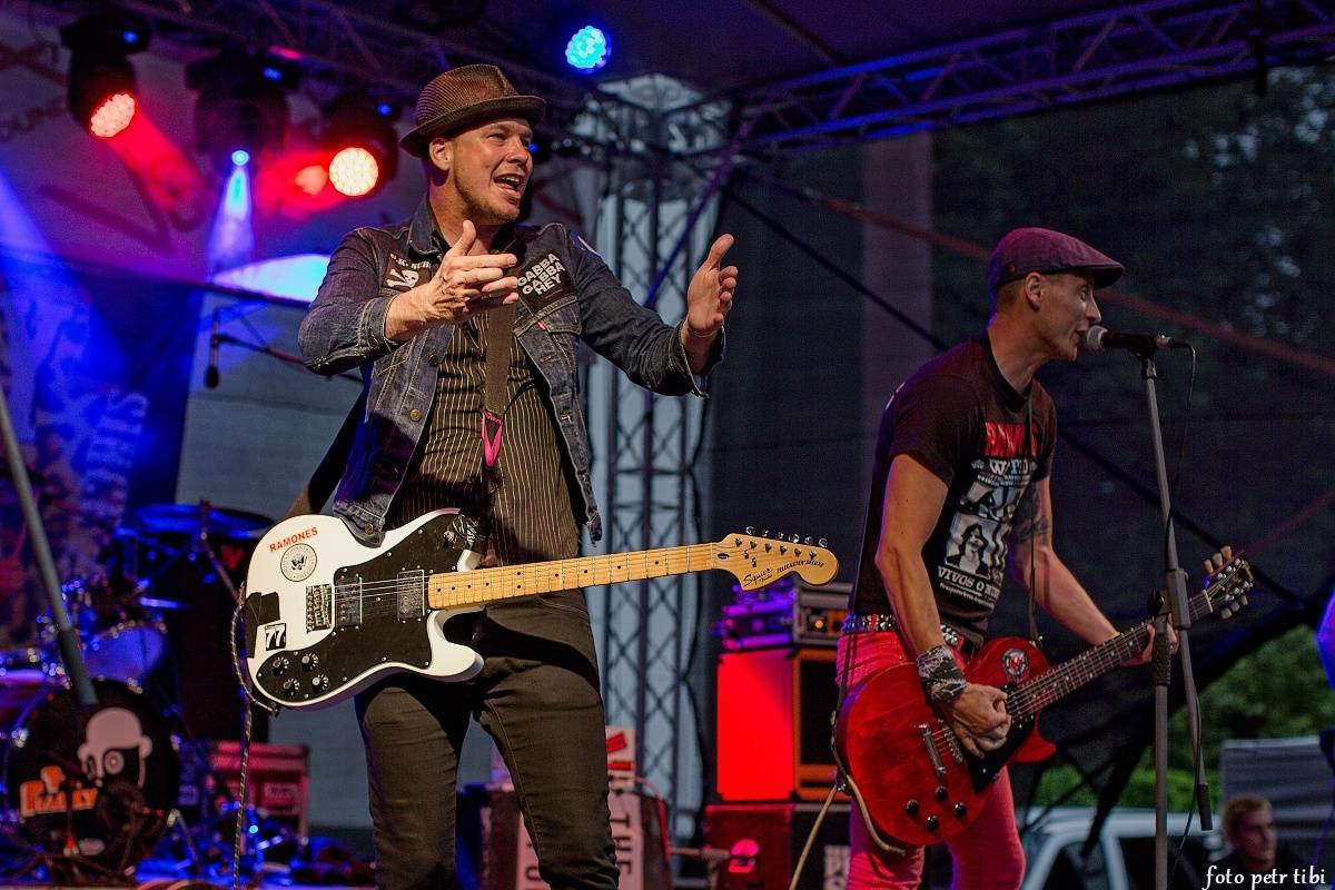 E!E, The Fialky a Totální nasazení v letním kině. V Českých Budějovicích hrál punk!