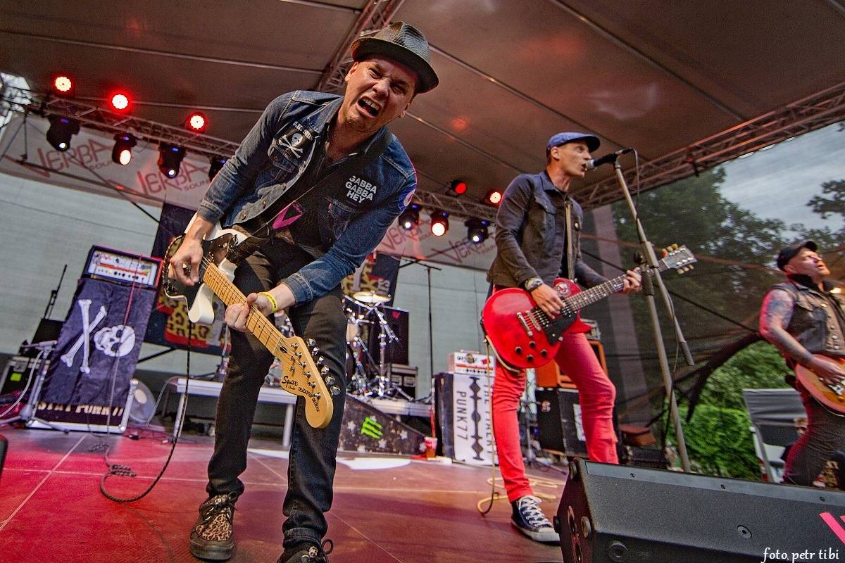 E!E, The Fialky a Totální nasazení v letním kině. V Českých Budějovicích hrál punk!