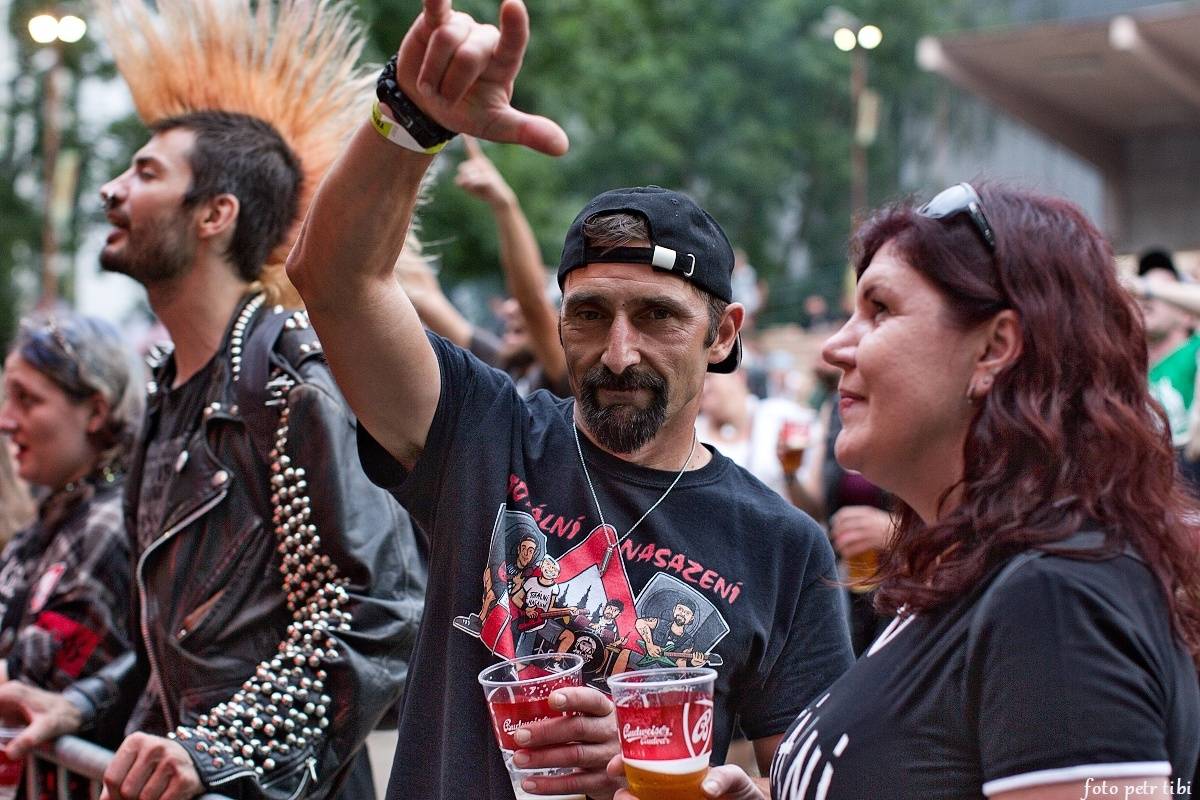 E!E, The Fialky a Totální nasazení v letním kině. V Českých Budějovicích hrál punk!