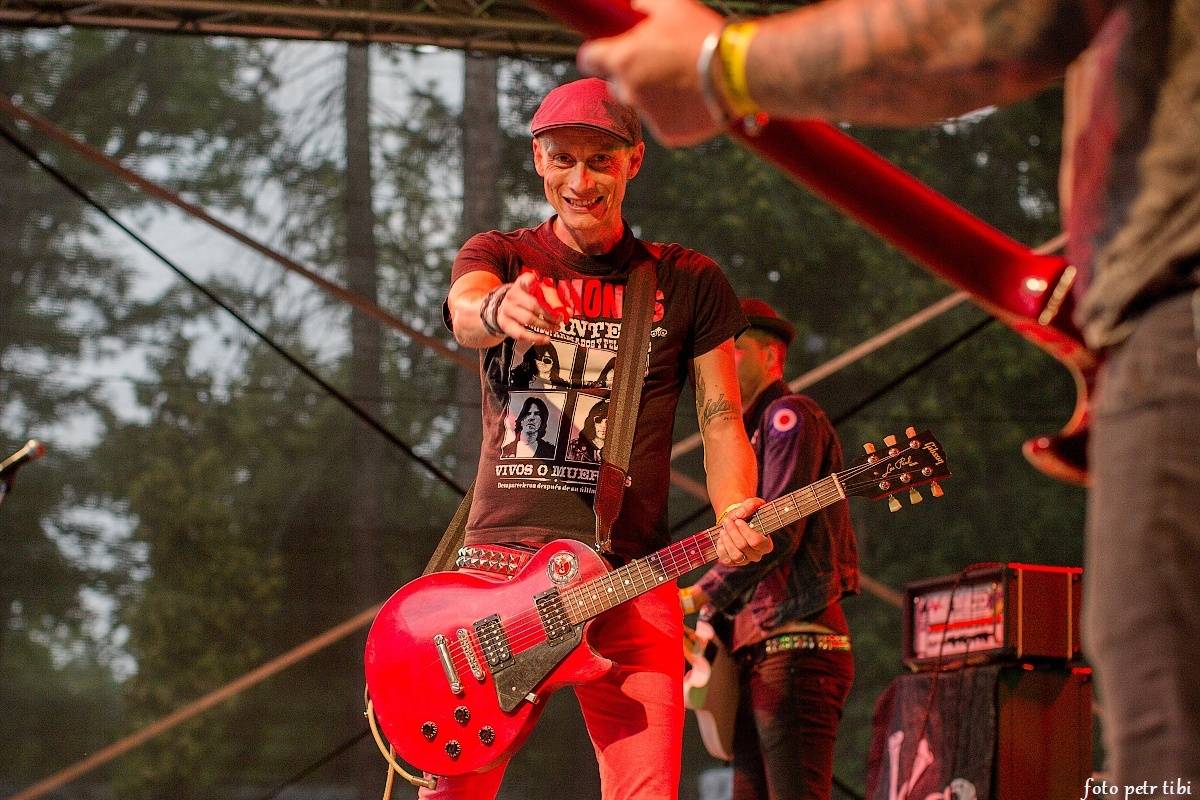 E!E, The Fialky a Totální nasazení v letním kině. V Českých Budějovicích hrál punk!