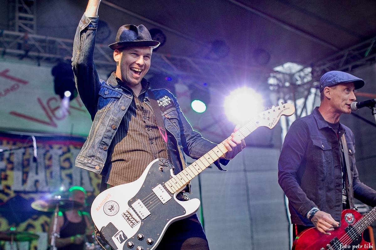 E!E, The Fialky a Totální nasazení v letním kině. V Českých Budějovicích hrál punk!