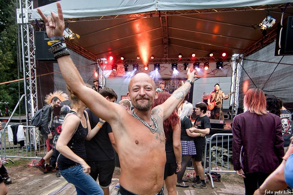 E!E, The Fialky a Totální nasazení v letním kině. V Českých Budějovicích hrál punk!