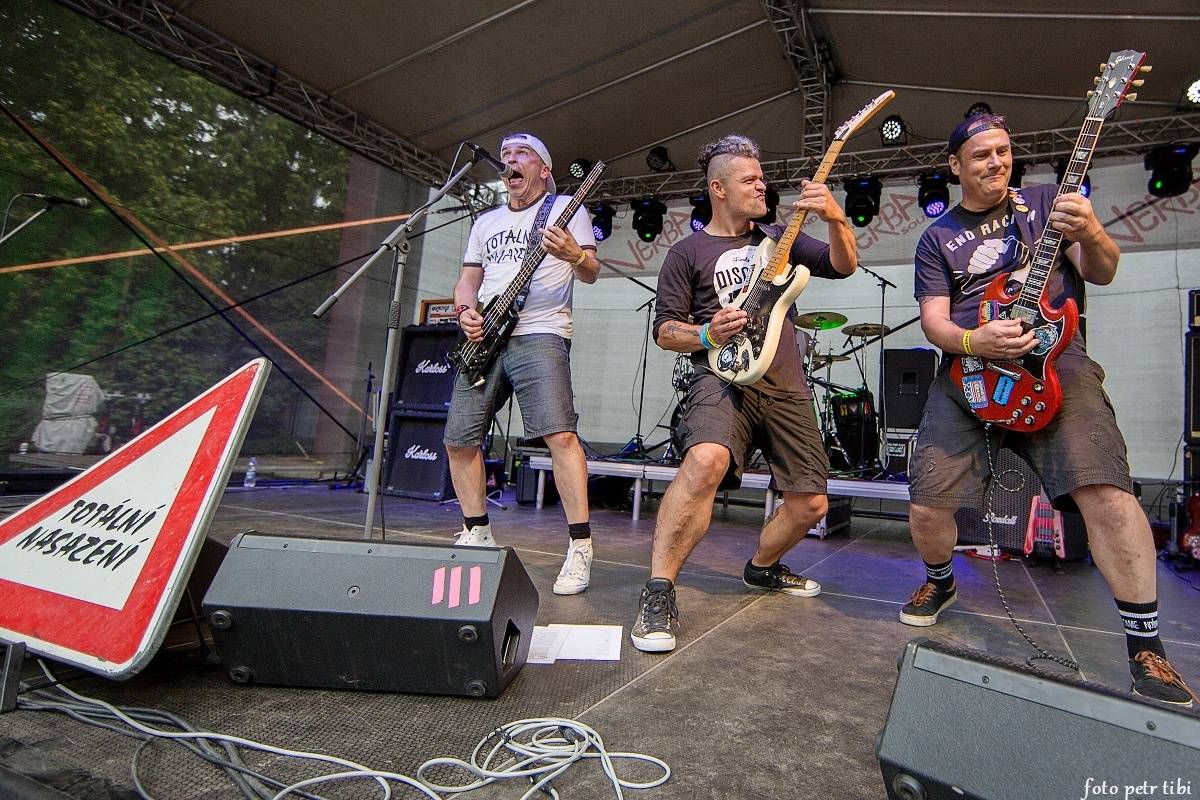 E!E, The Fialky a Totální nasazení v letním kině. V Českých Budějovicích hrál punk!