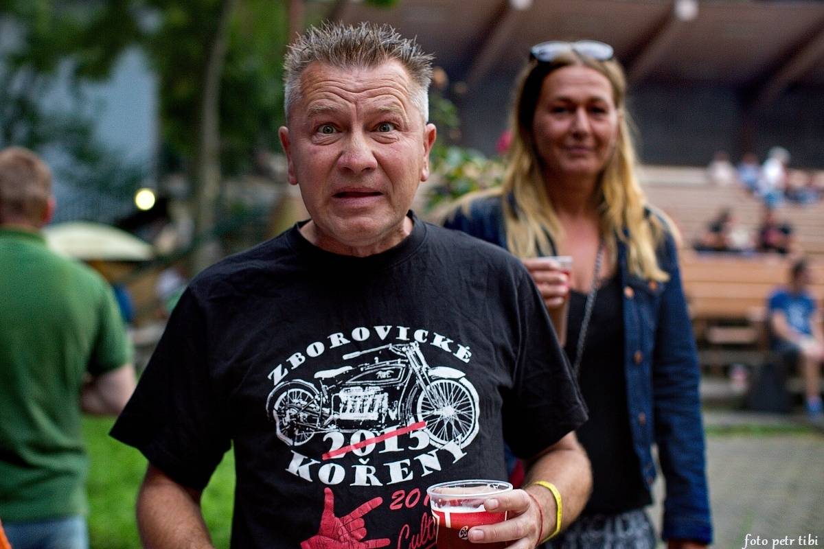 E!E, The Fialky a Totální nasazení v letním kině. V Českých Budějovicích hrál punk!