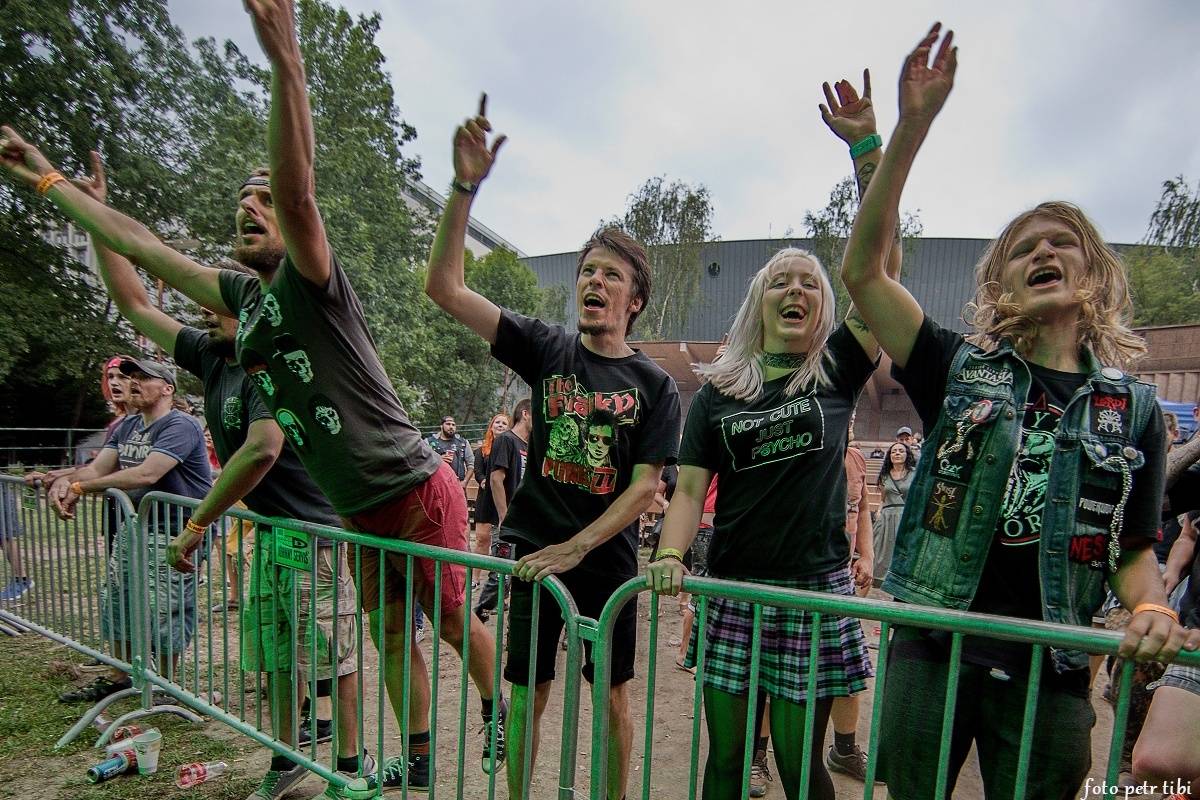 E!E, The Fialky a Totální nasazení v letním kině. V Českých Budějovicích hrál punk!