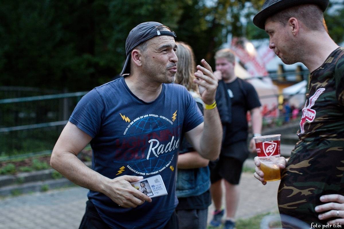 E!E, The Fialky a Totální nasazení v letním kině. V Českých Budějovicích hrál punk!