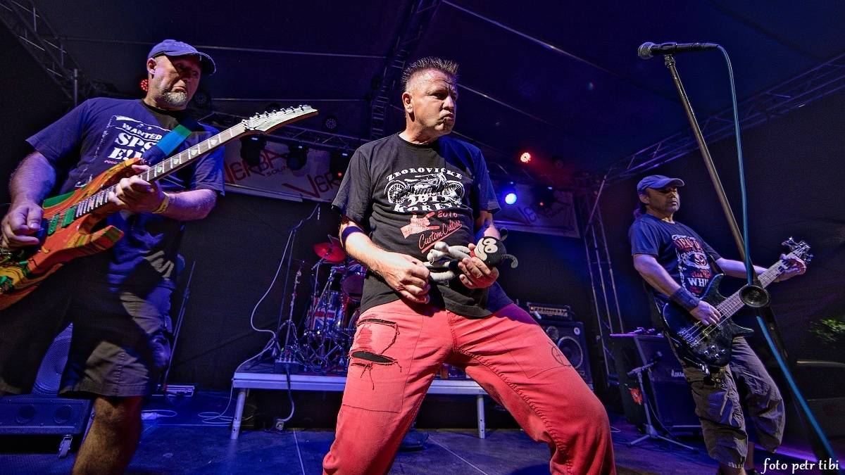 E!E, The Fialky a Totální nasazení v letním kině. V Českých Budějovicích hrál punk!