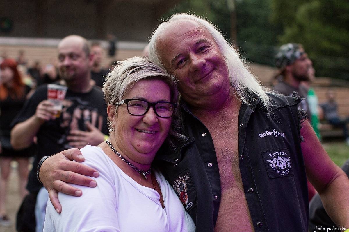 E!E, The Fialky a Totální nasazení v letním kině. V Českých Budějovicích hrál punk!