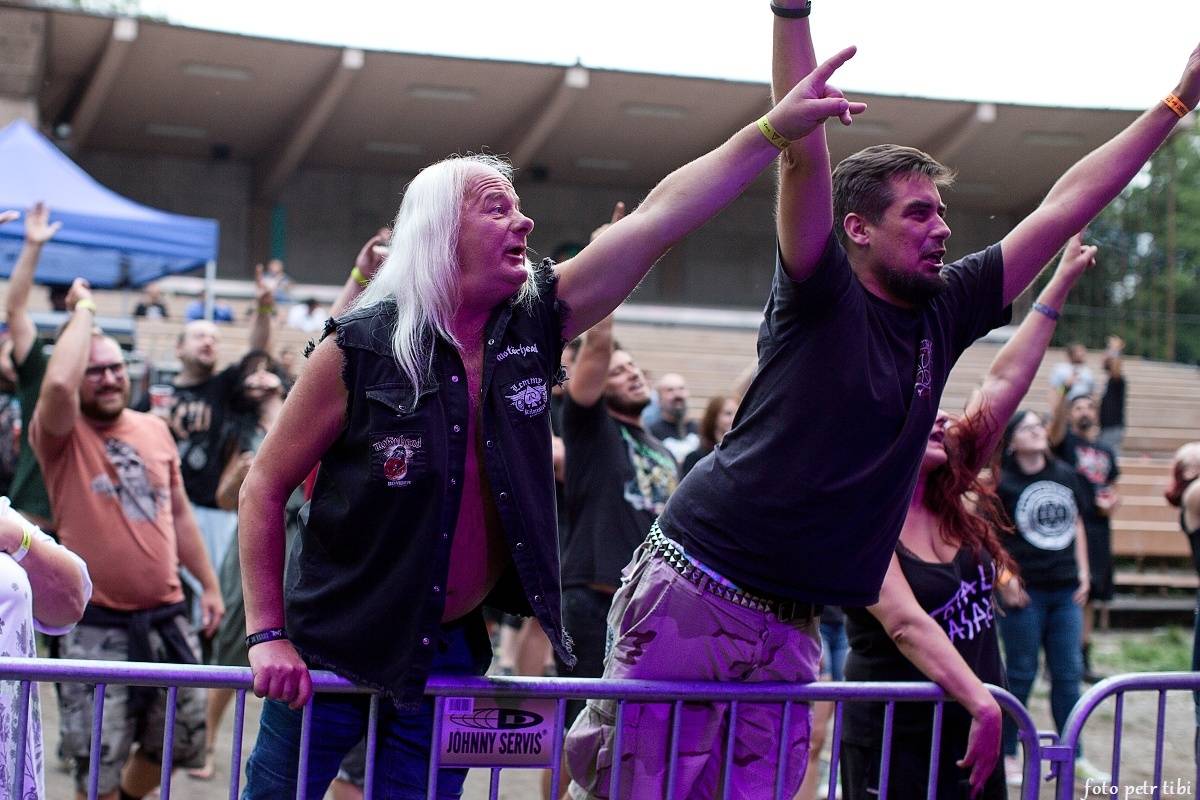 E!E, The Fialky a Totální nasazení v letním kině. V Českých Budějovicích hrál punk!