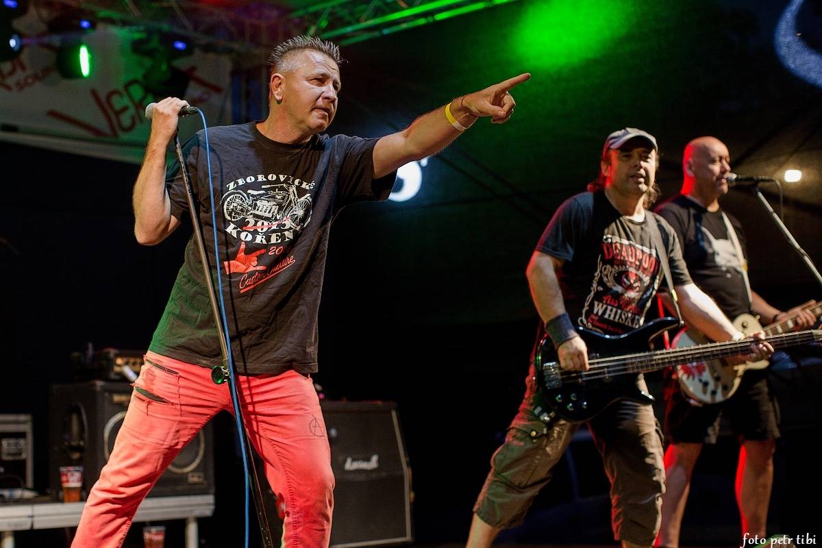 E!E, The Fialky a Totální nasazení v letním kině. V Českých Budějovicích hrál punk!