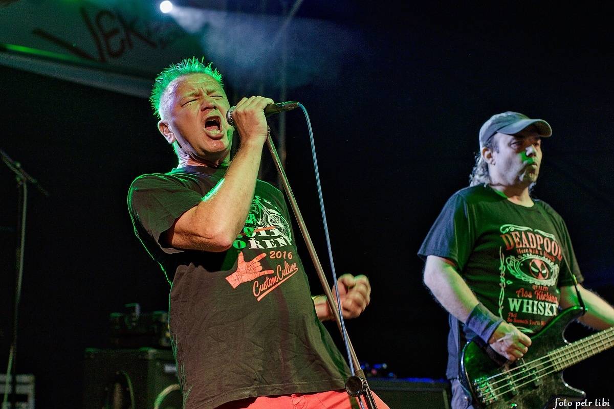 E!E, The Fialky a Totální nasazení v letním kině. V Českých Budějovicích hrál punk!