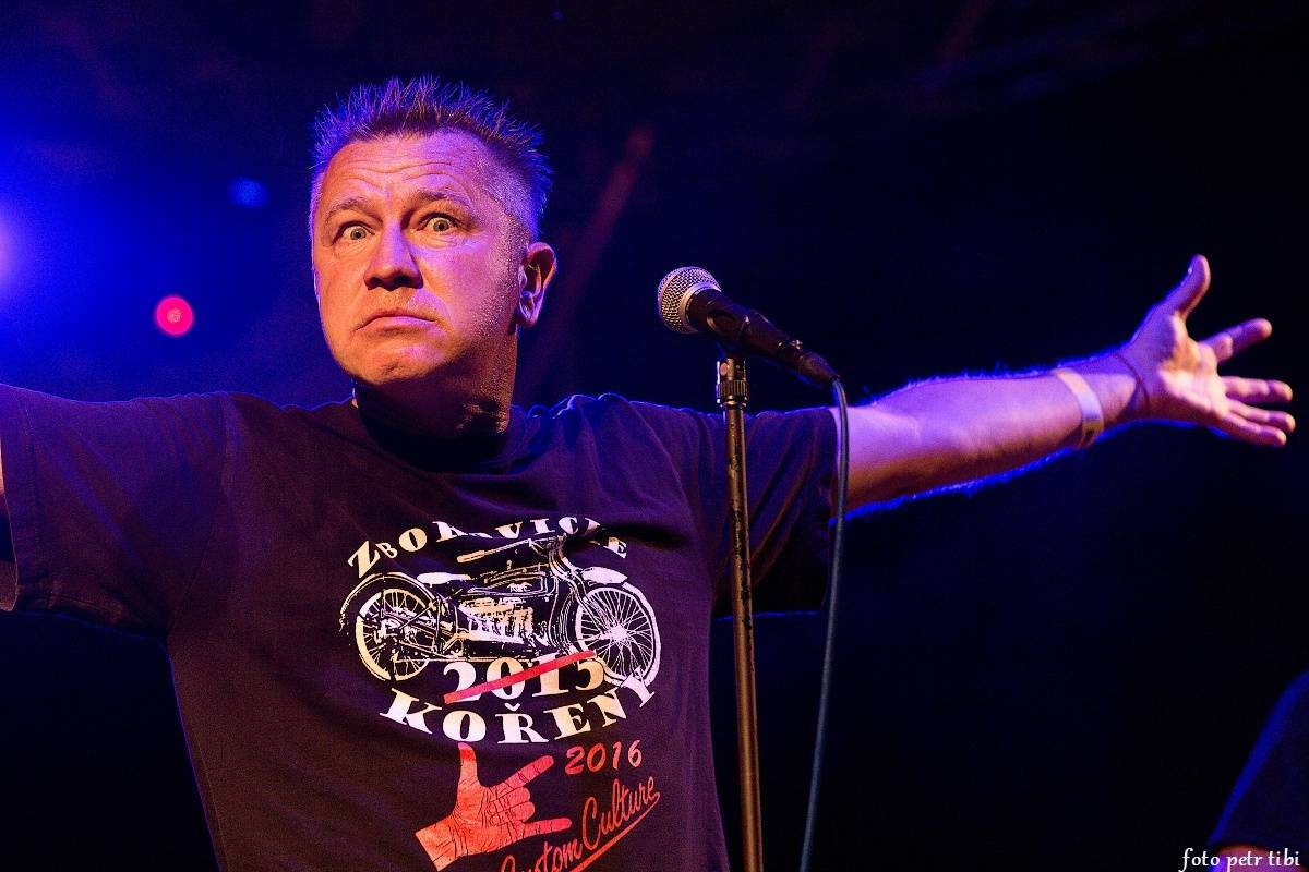 E!E, The Fialky a Totální nasazení v letním kině. V Českých Budějovicích hrál punk!