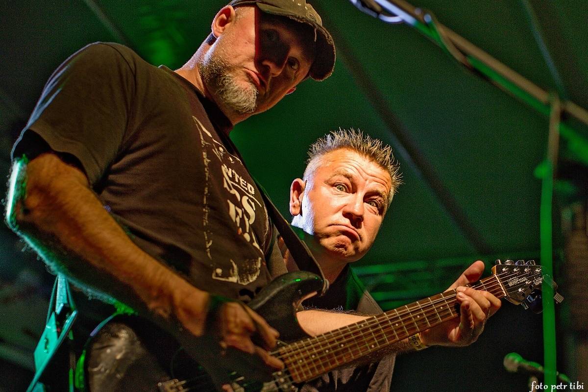 E!E, The Fialky a Totální nasazení v letním kině. V Českých Budějovicích hrál punk!