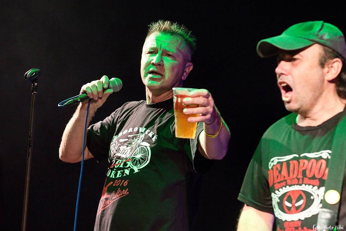 E!E, The Fialky a Totální nasazení v letním kině. V Českých Budějovicích hrál punk!