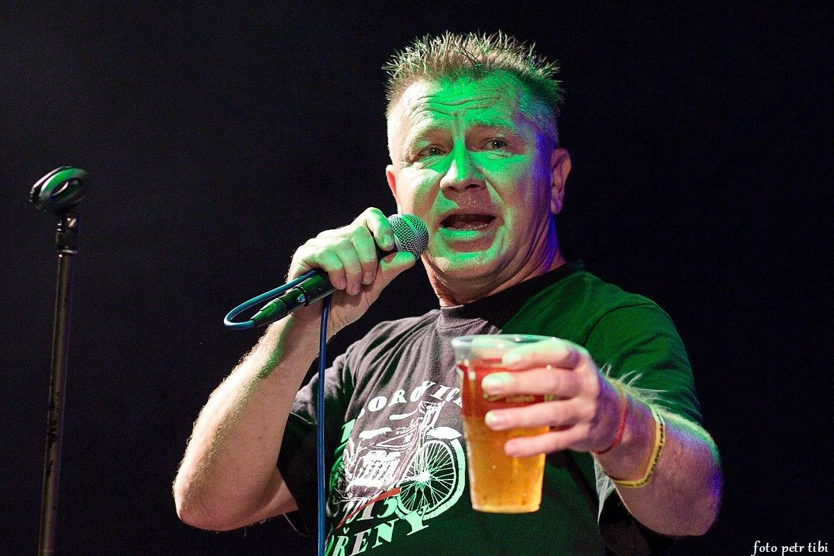 E!E, The Fialky a Totální nasazení v letním kině. V Českých Budějovicích hrál punk!