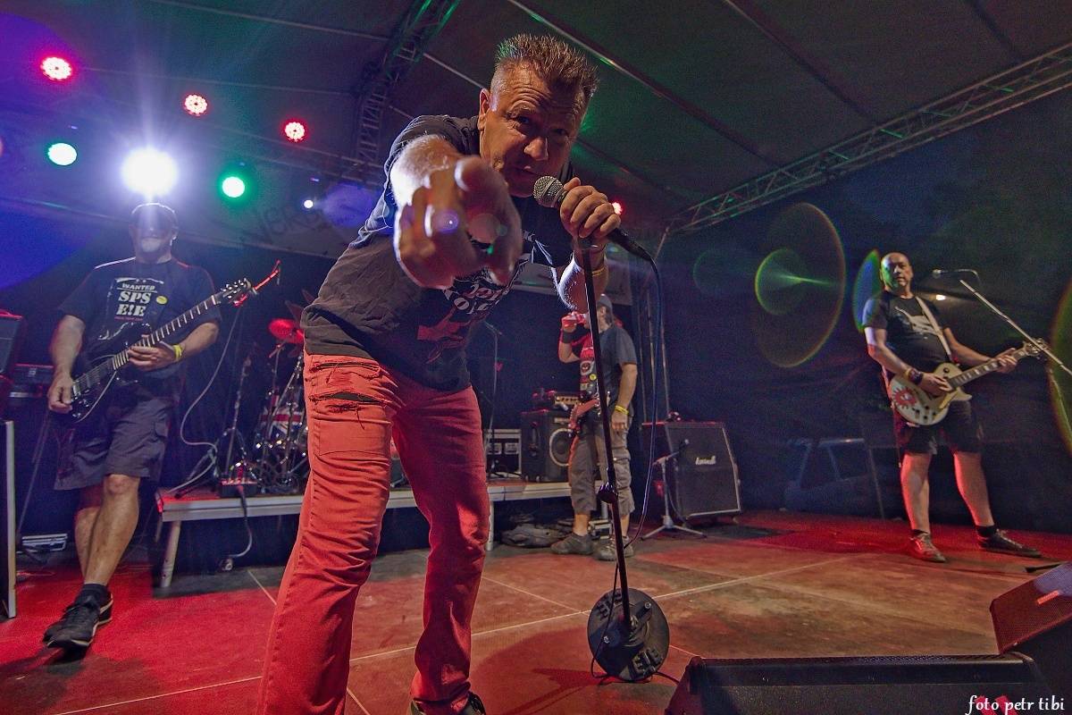 E!E, The Fialky a Totální nasazení v letním kině. V Českých Budějovicích hrál punk!