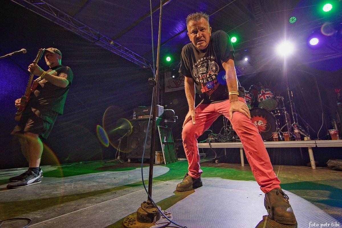 E!E, The Fialky a Totální nasazení v letním kině. V Českých Budějovicích hrál punk!