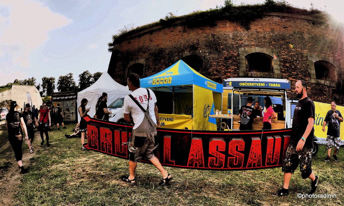 Brutal Assault nahradil festival Josefoff. Fanoušci si užili prohlídku města i metalovou show