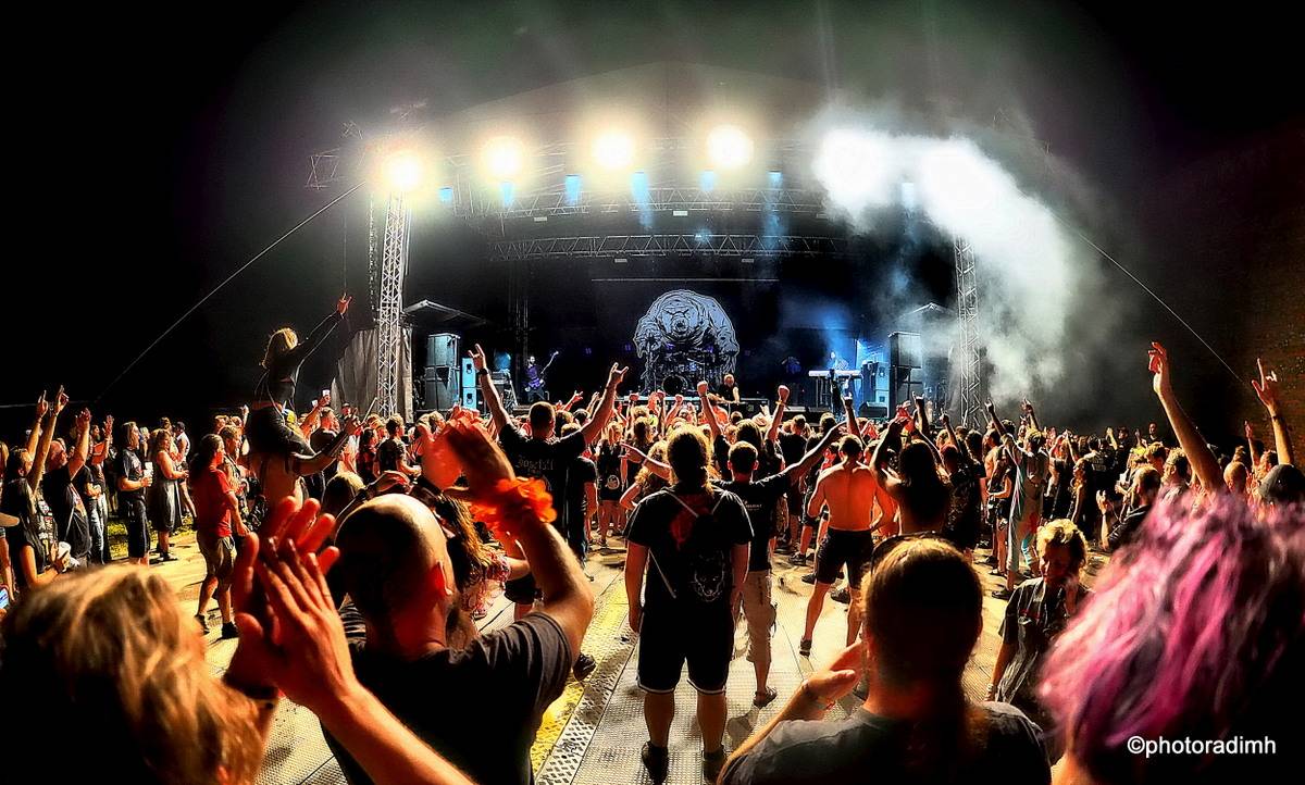 Josefoff zpíval pro Jiřinu Bohdalovou. Festivalovou sobotu ovládli Hentai Corporation