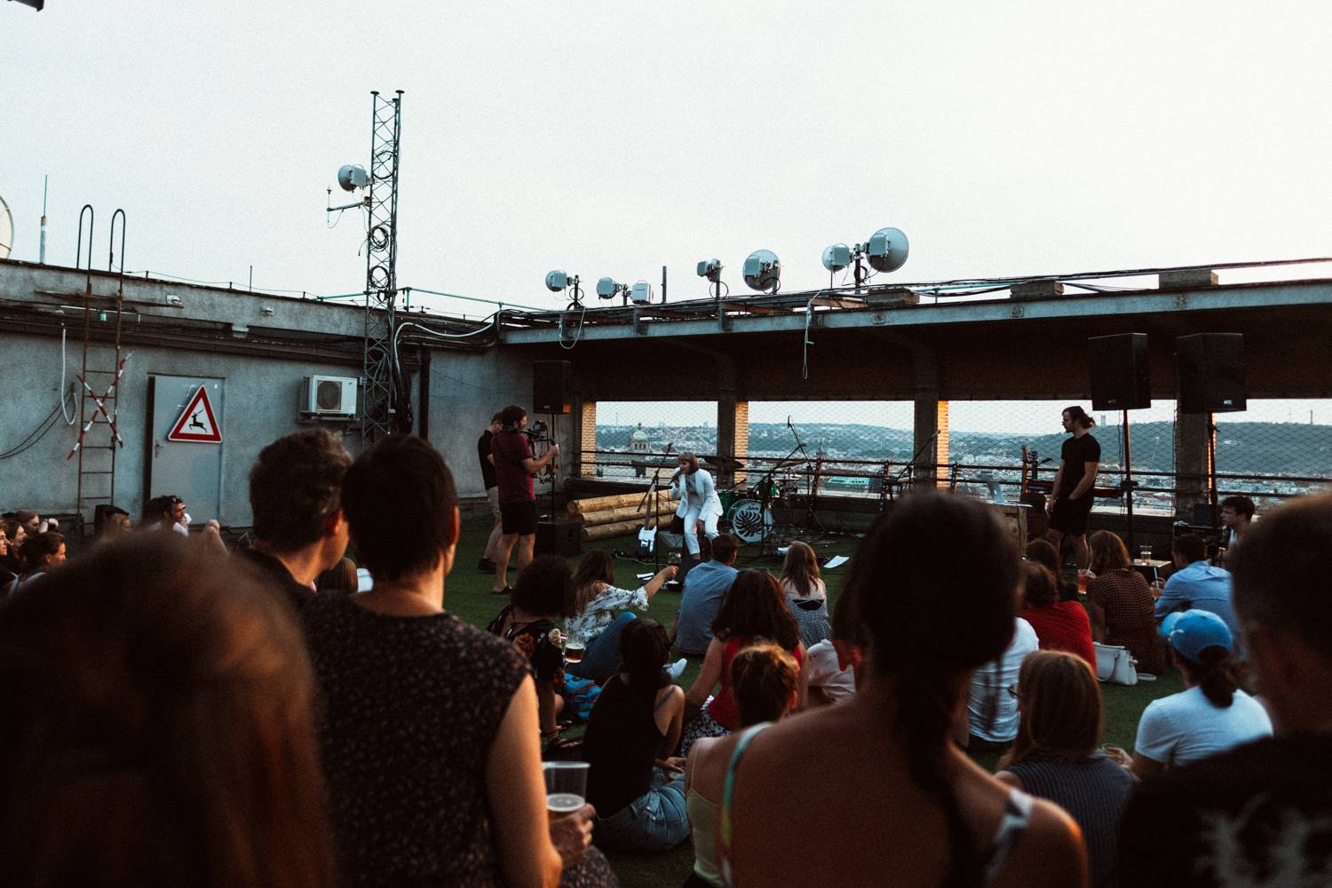 Střecha Radost ožila hudbou. Aiko hrála při západu Slunce, Teepee dvakrát přidávali
