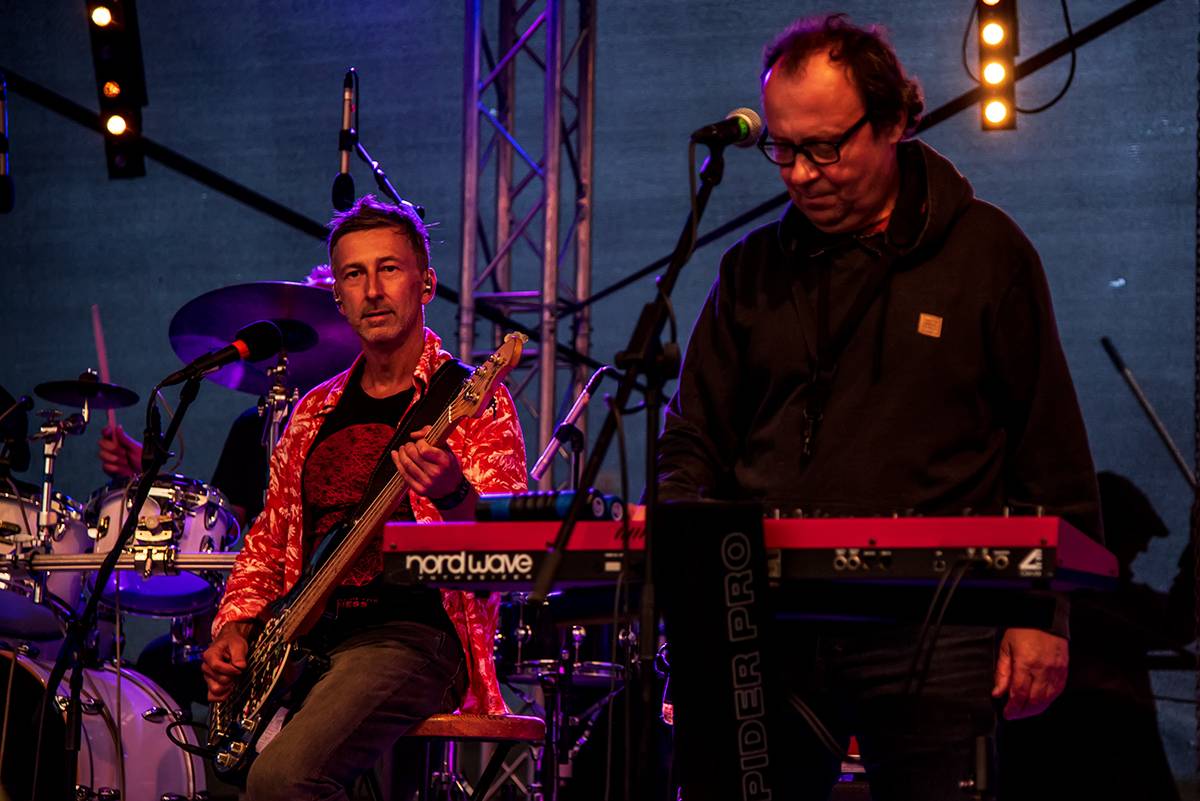 Mňága a Žďorp přivezli do Třebívlic liják, promoklé fanoušky bavili svými hity