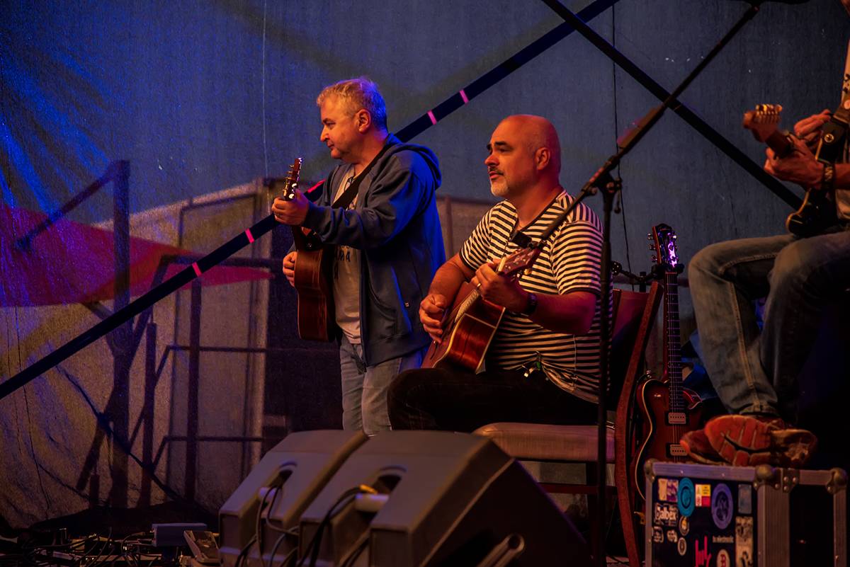 Mňága a Žďorp přivezli do Třebívlic liják, promoklé fanoušky bavili svými hity