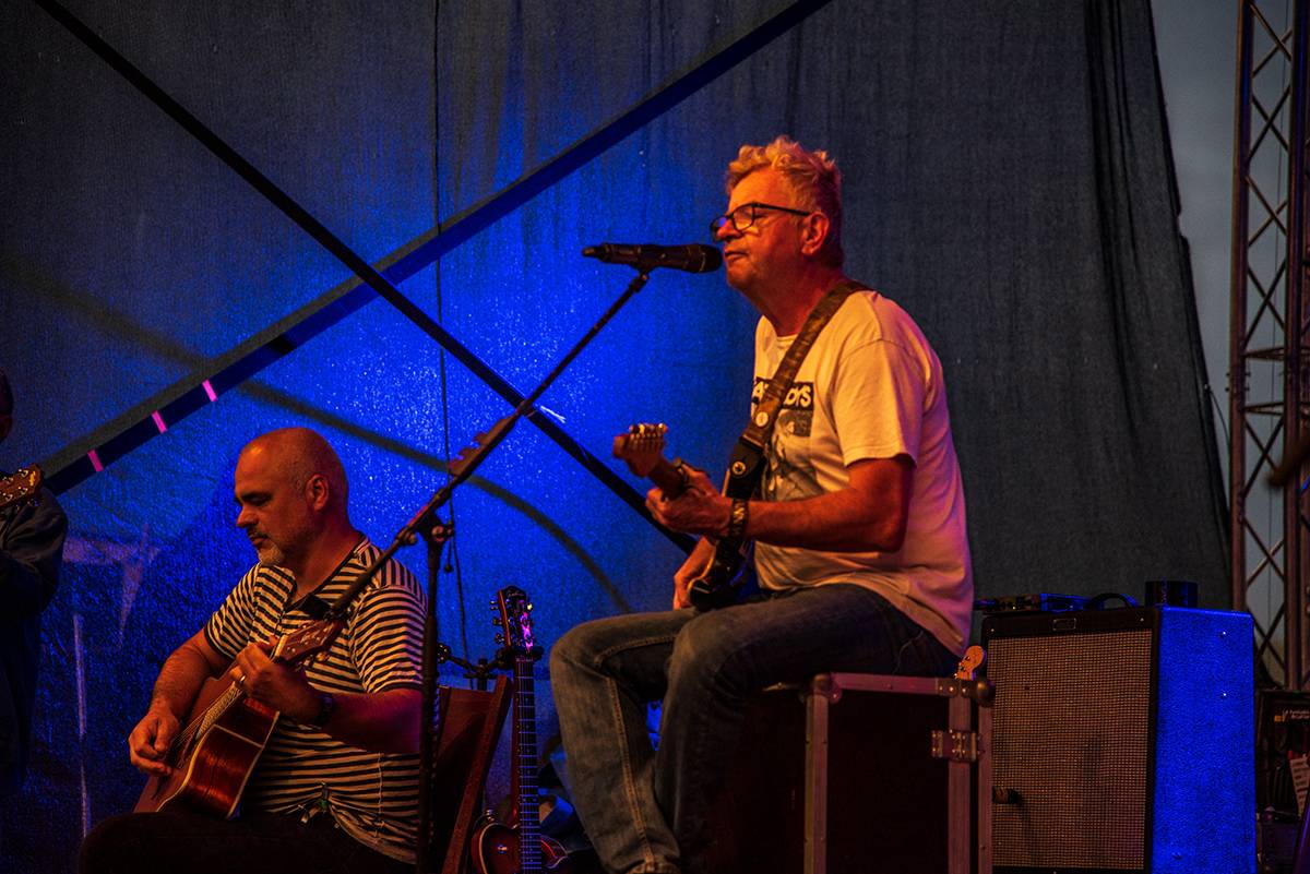 Mňága a Žďorp přivezli do Třebívlic liják, promoklé fanoušky bavili svými hity