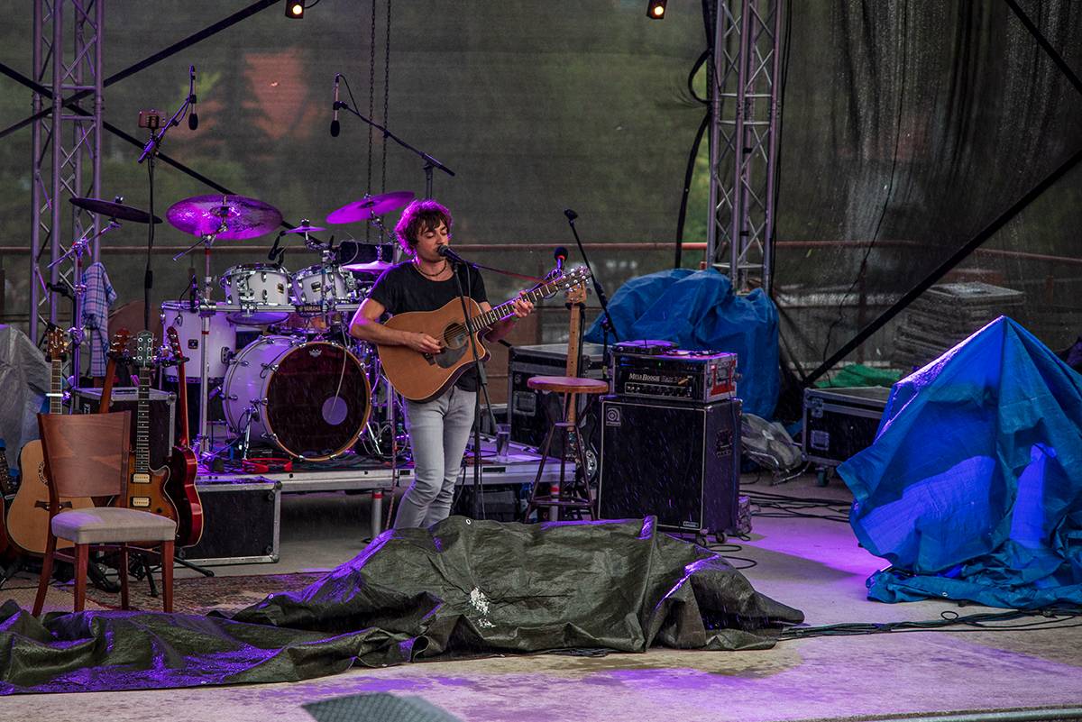 Mňága a Žďorp přivezli do Třebívlic liják, promoklé fanoušky bavili svými hity