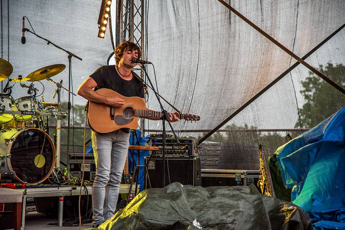 Mňága a Žďorp přivezli do Třebívlic liják, promoklé fanoušky bavili svými hity