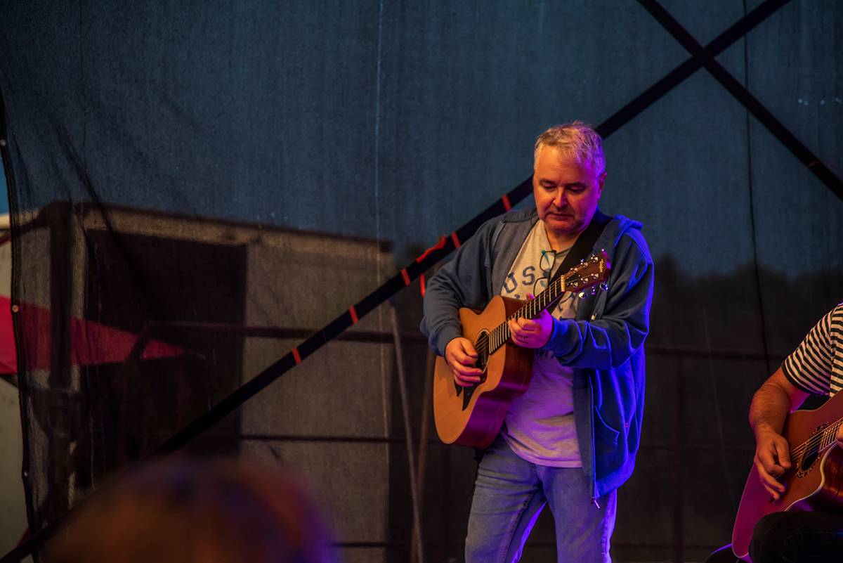 Mňága a Žďorp přivezli do Třebívlic liják, promoklé fanoušky bavili svými hity