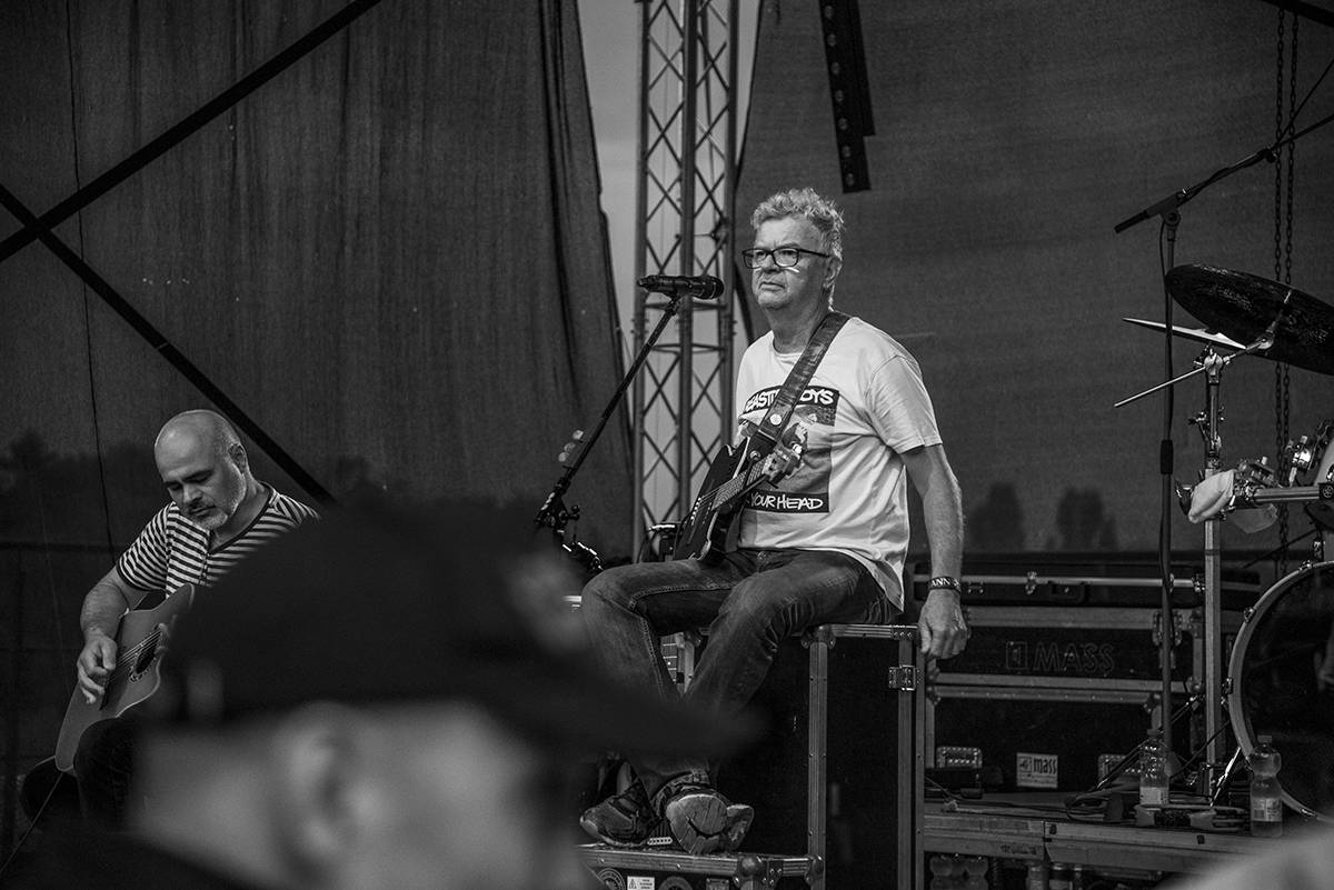 Mňága a Žďorp přivezli do Třebívlic liják, promoklé fanoušky bavili svými hity