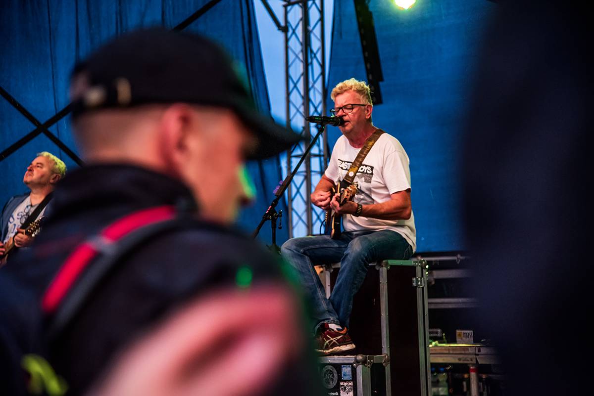 Mňága a Žďorp přivezli do Třebívlic liják, promoklé fanoušky bavili svými hity