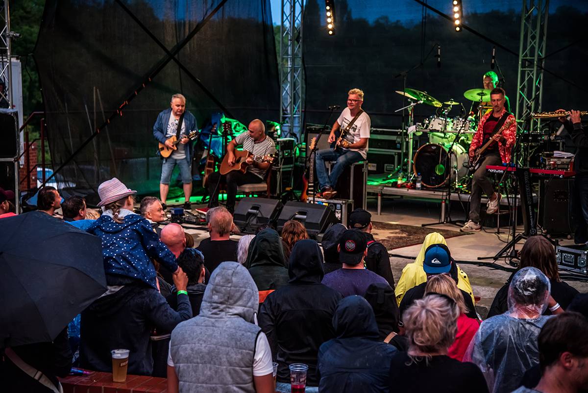 Mňága a Žďorp přivezli do Třebívlic liják, promoklé fanoušky bavili svými hity