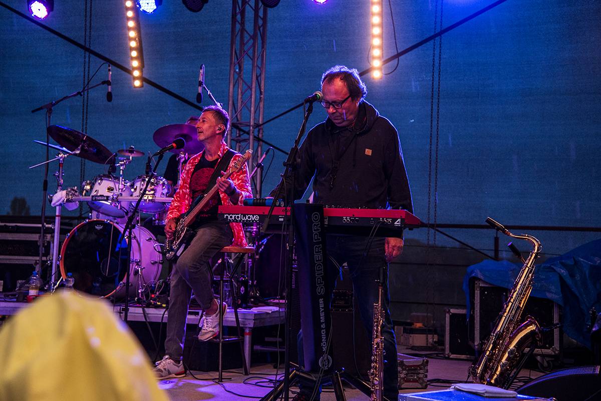 Mňága a Žďorp přivezli do Třebívlic liják, promoklé fanoušky bavili svými hity