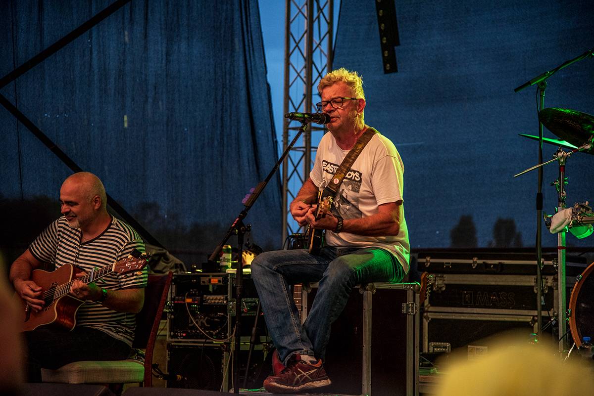 Mňága a Žďorp přivezli do Třebívlic liják, promoklé fanoušky bavili svými hity