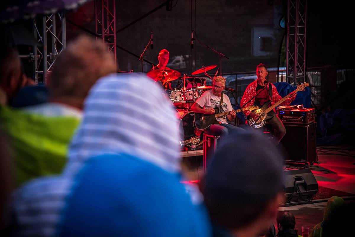 Mňága a Žďorp přivezli do Třebívlic liják, promoklé fanoušky bavili svými hity