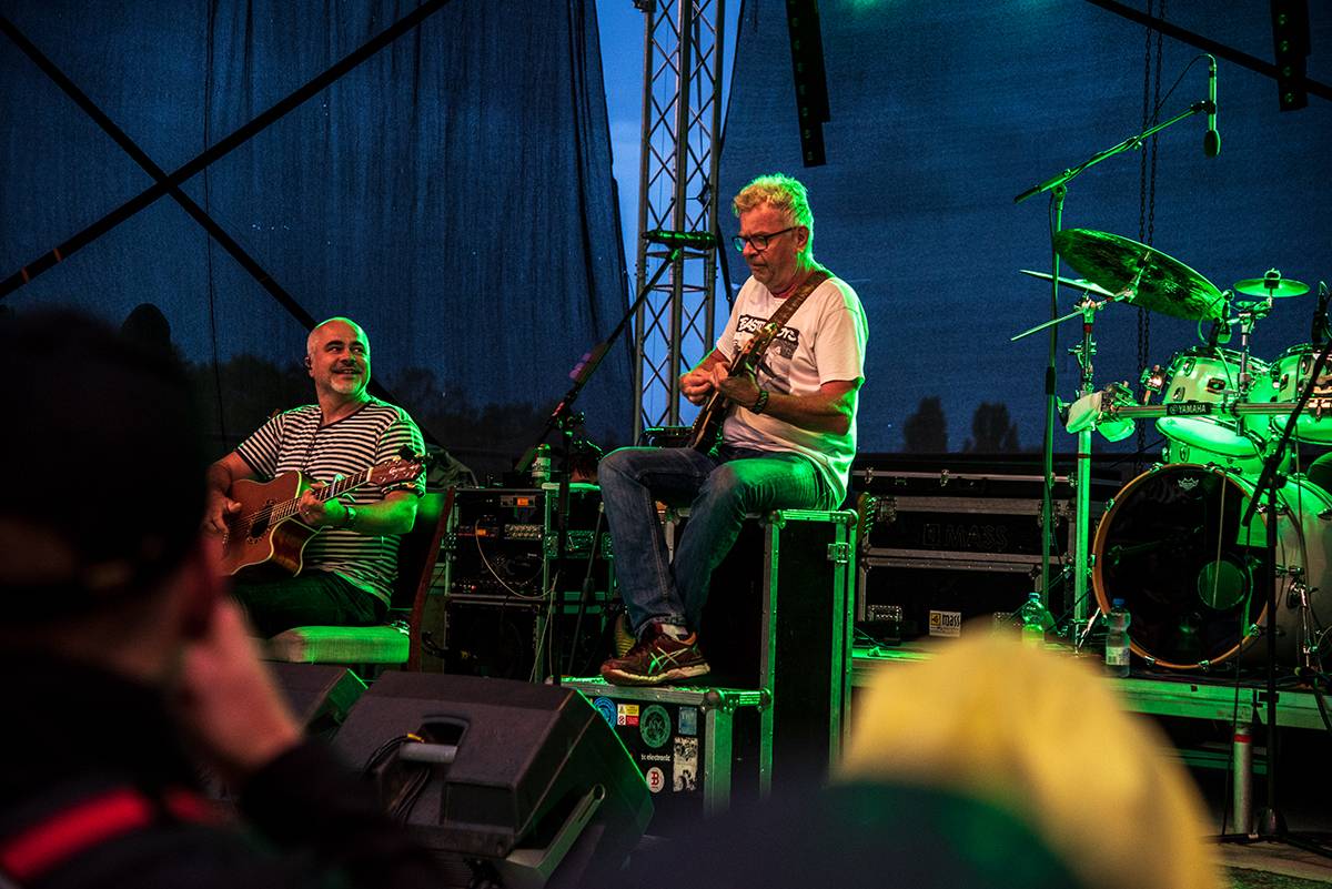 Mňága a Žďorp přivezli do Třebívlic liják, promoklé fanoušky bavili svými hity