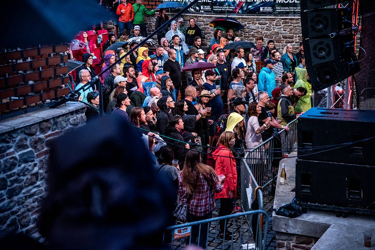Mňága a Žďorp přivezli do Třebívlic liják, promoklé fanoušky bavili svými hity
