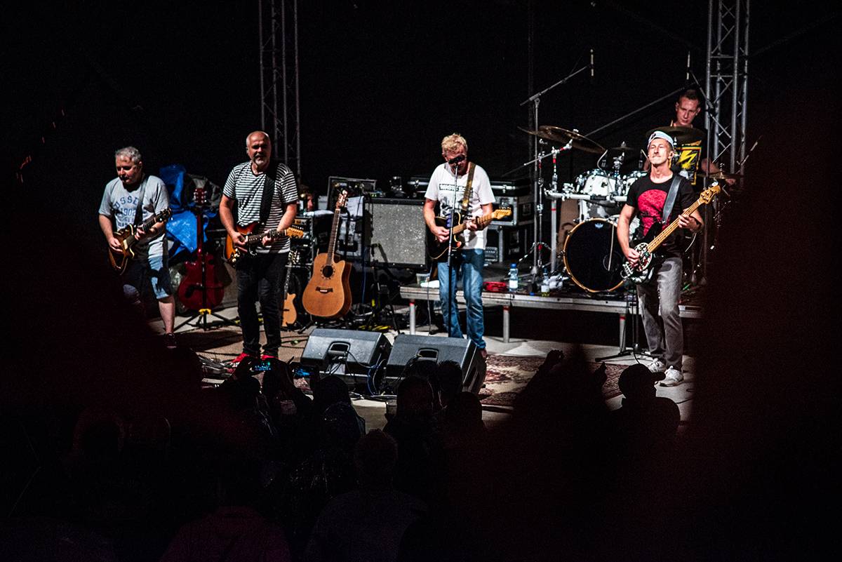 Mňága a Žďorp přivezli do Třebívlic liják, promoklé fanoušky bavili svými hity