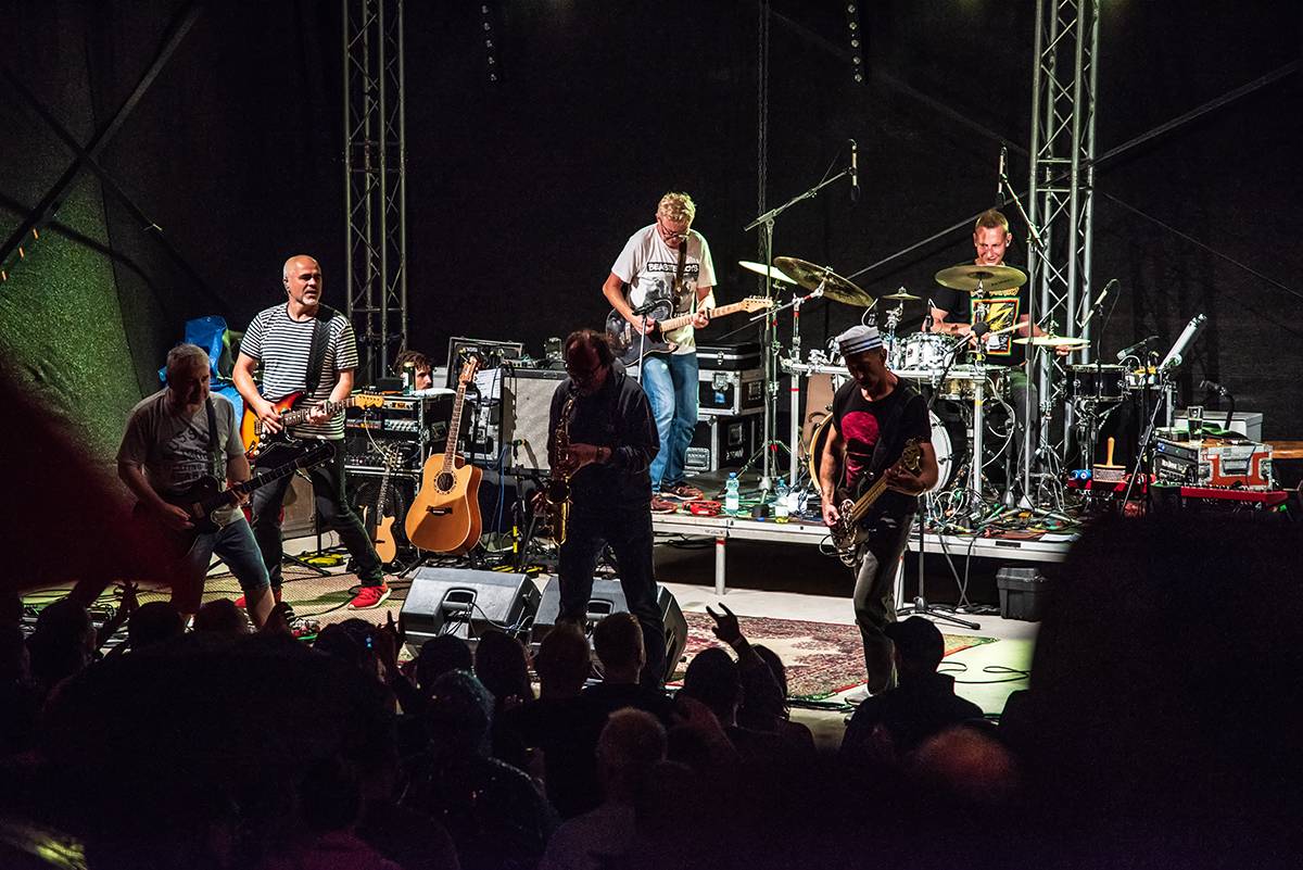 Mňága a Žďorp přivezli do Třebívlic liják, promoklé fanoušky bavili svými hity