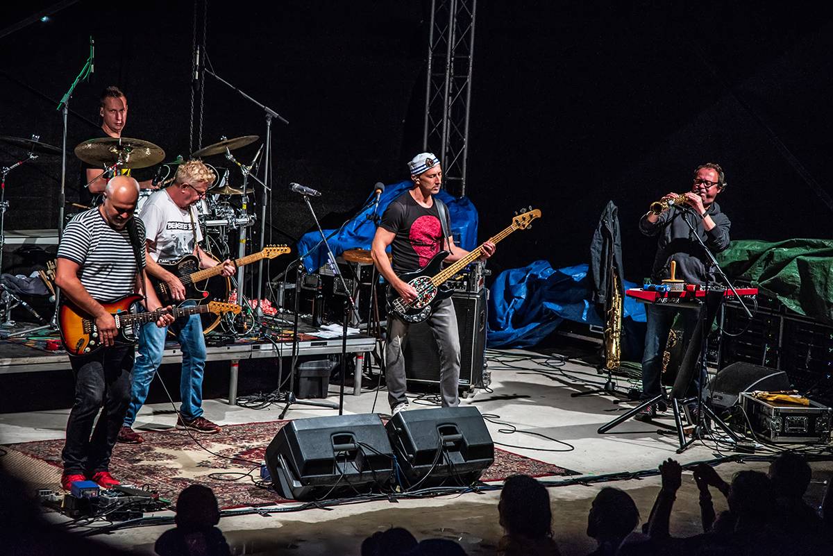 Mňága a Žďorp přivezli do Třebívlic liják, promoklé fanoušky bavili svými hity