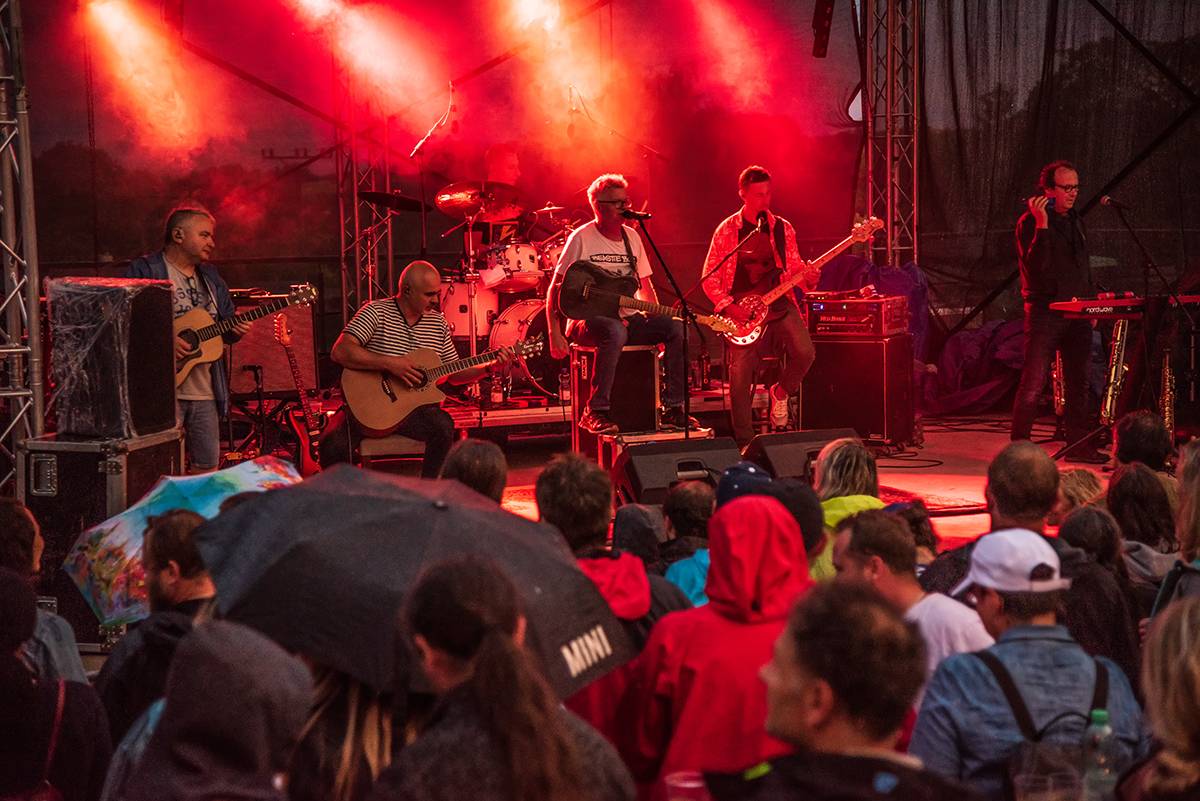 Mňága a Žďorp přivezli do Třebívlic liják, promoklé fanoušky bavili svými hity