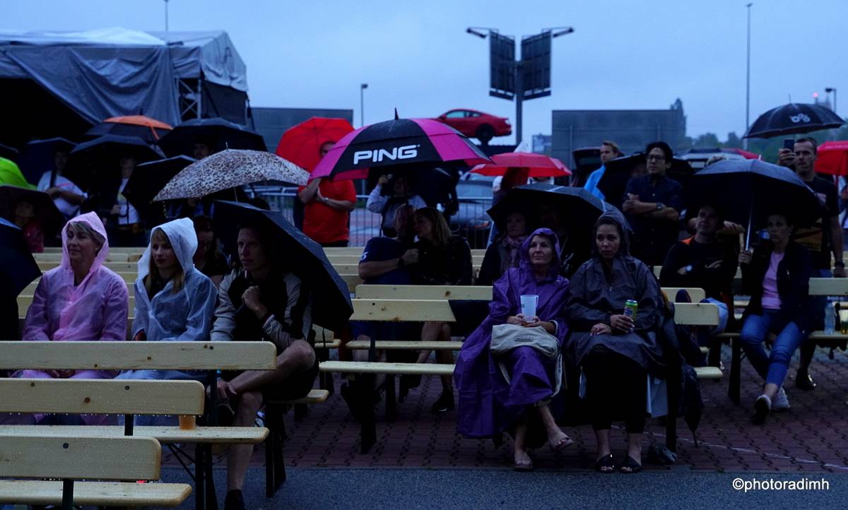Vivaldianno nezastavil ani prudký déšť, diváci pod deštníky tleskali a křičeli bravo!