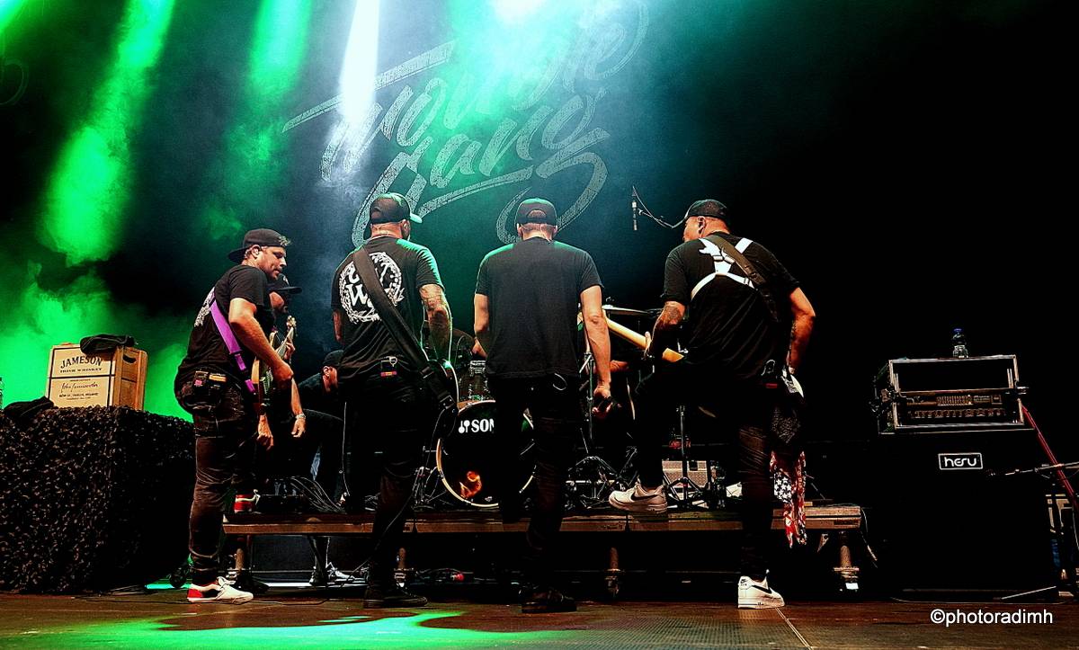 Marpo & TroubleGang zahráli v Jihlavě. Marcus Tran oslavil na pódiu narozeniny