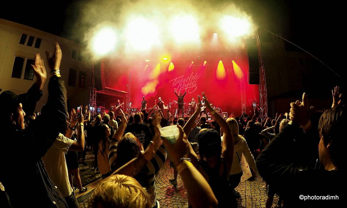 Marpo & TroubleGang zahráli v Jihlavě. Marcus Tran oslavil na pódiu narozeniny