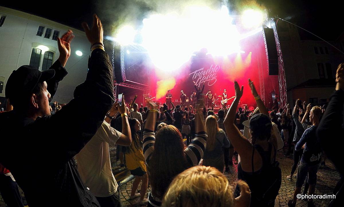 Marpo & TroubleGang zahráli v Jihlavě. Marcus Tran oslavil na pódiu narozeniny