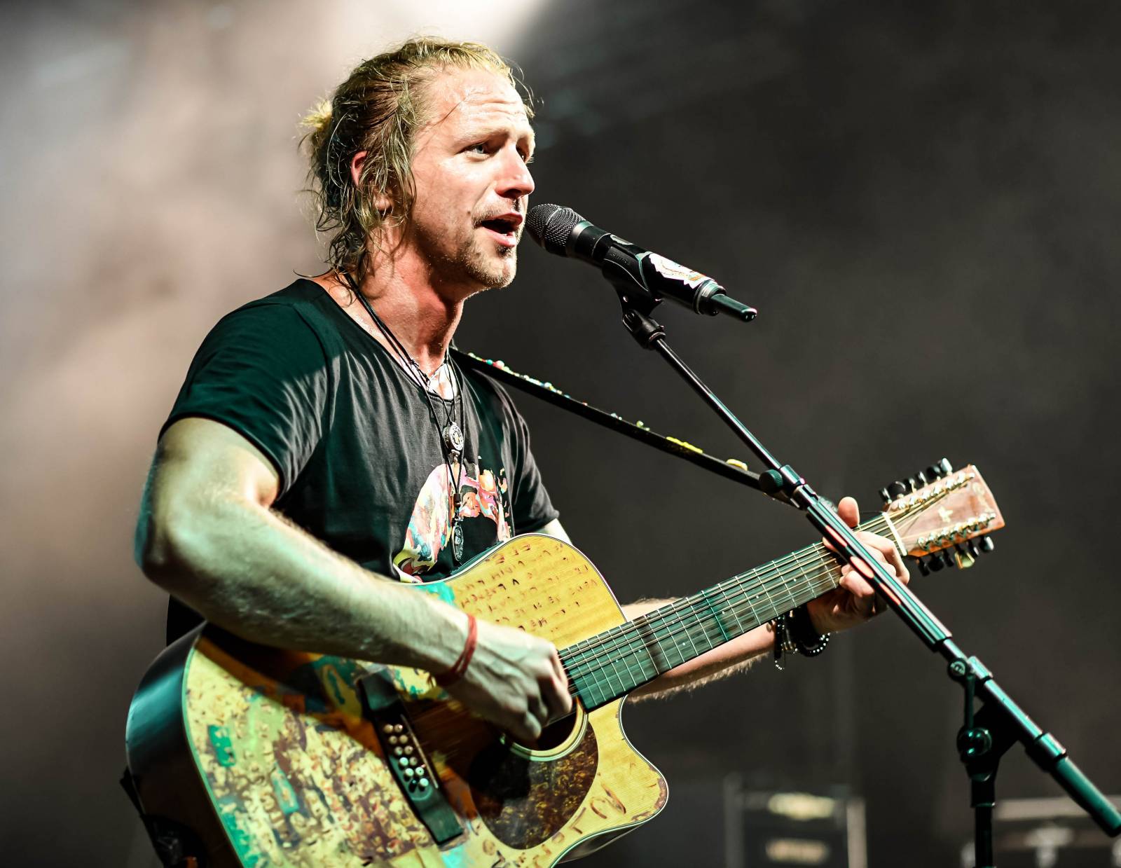 Tomáš Klus zpíval pod Žižkovskou věží. Filozofoval, vyzýval k tanci a improvizoval